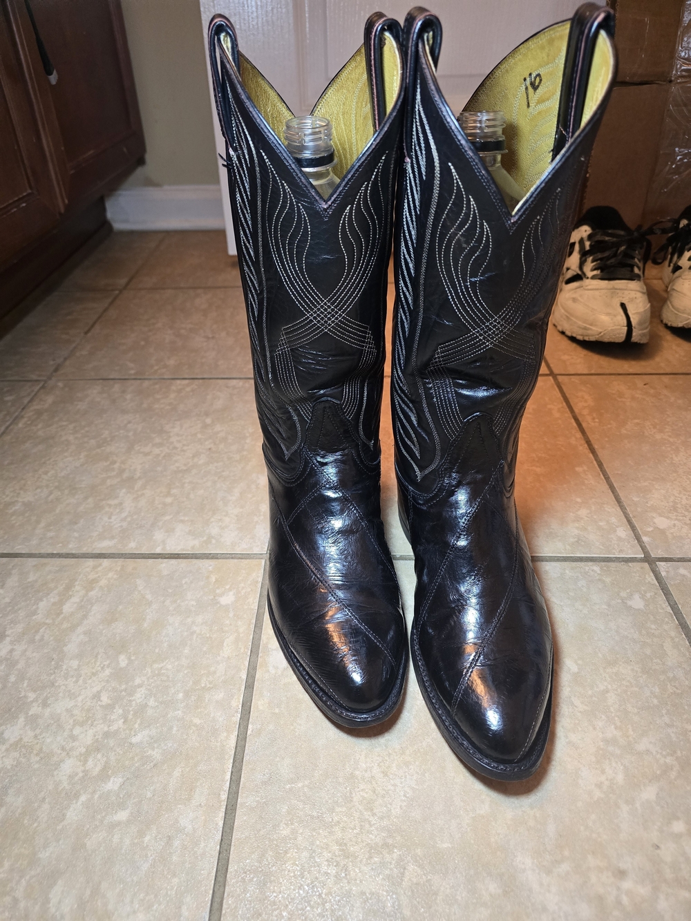 Tony Lama Mens 9D Black Eel Skin  Western Cowboy Boots with White Stitching